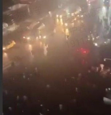 开云官方网站-欣喜若狂，民主刚果球迷深夜庆祝球队时隔52年重返世界杯正赛