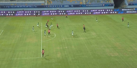 1656253467607079105.gif 争议角球.gif